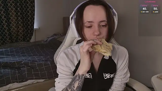 Luna Loveee online show from 04/09/26, 04:14