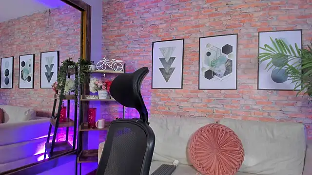 Lucia Brown  online show from 10/08/25, 04:29