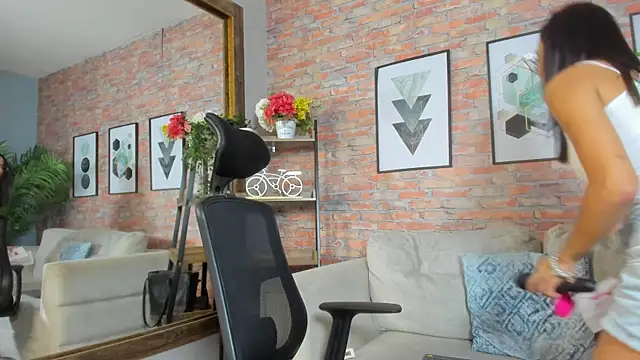 Lucia Brown  online show from 10/18/25, 08:00