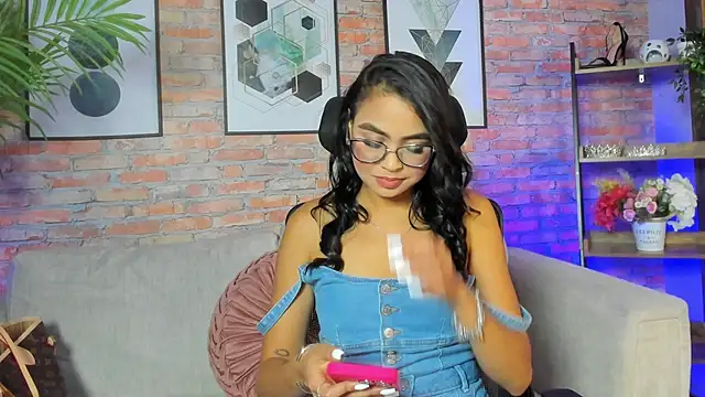 Lucia Brown  online show from 09/20/25, 09:20