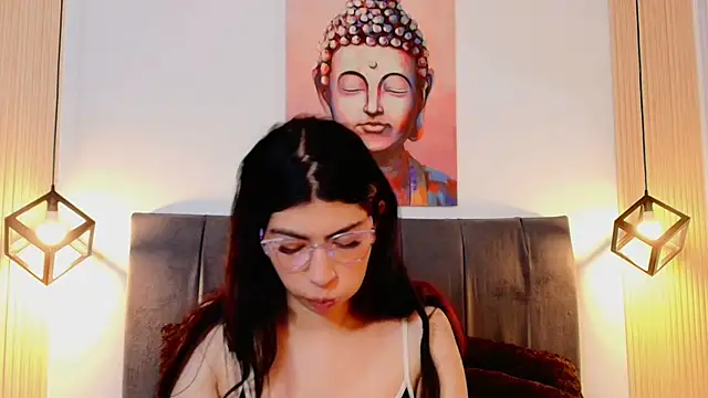 Snapshot of Cassie_bloom chatting on 11/26/25, 07:47 Cassie bloom online show from 11/26/25, 07:47