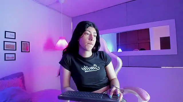 Snapshot of Cassie_bloom chatting on 11/05/25, 08:34 Cassie bloom online show from 11/05/25, 08:34