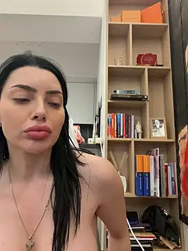 Snapshot of Mia_Splash chatting on 05/19/26, 04:03 Mia Splash online show from 05/19/26, 04:03