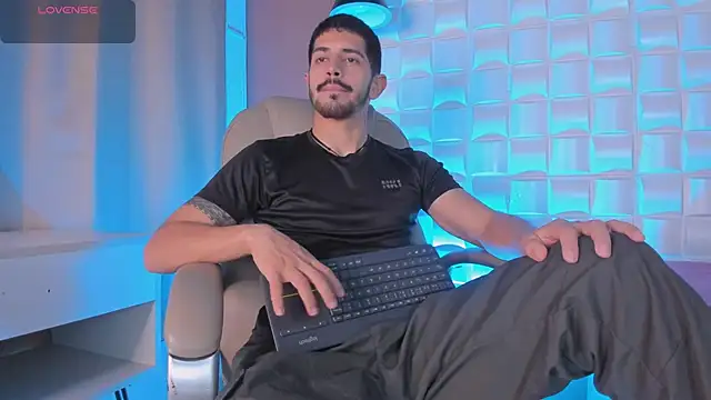 Snapshot of AlejandroStormm chatting on 03/05/26, 11:10 AlejandroStormm online show from 03/05/26, 11:10