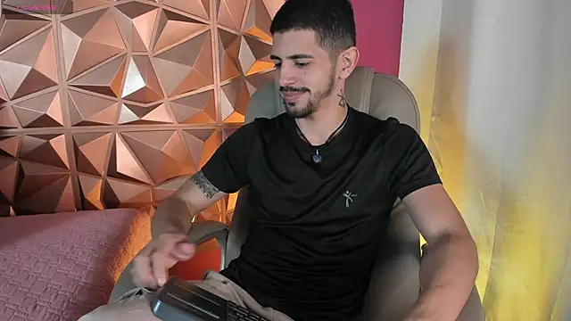 Snapshot of AlejandroStormm chatting on 04/08/26, 04:03 AlejandroStormm online show from 04/08/26, 04:03