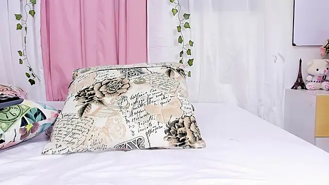 Snapshot of Emma_lorense22 chatting on 03/08/25, 10:24 Emma lorense22 online show from 03/08/25, 10:24