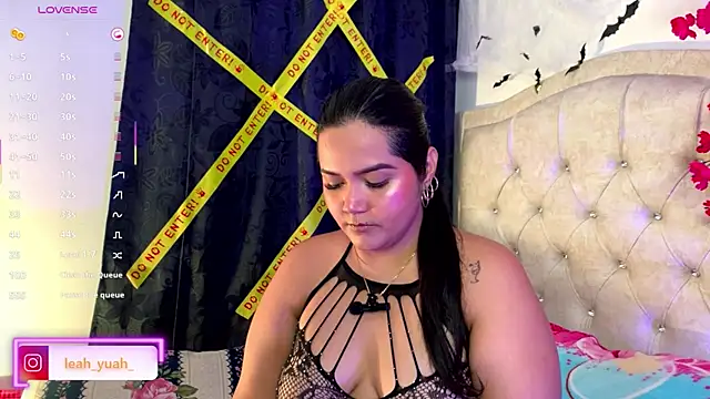 Snapshot of Leah_yuah_ chatting on 10/17/25, 04:38 Leah yuah online show from 10/17/25, 04:38