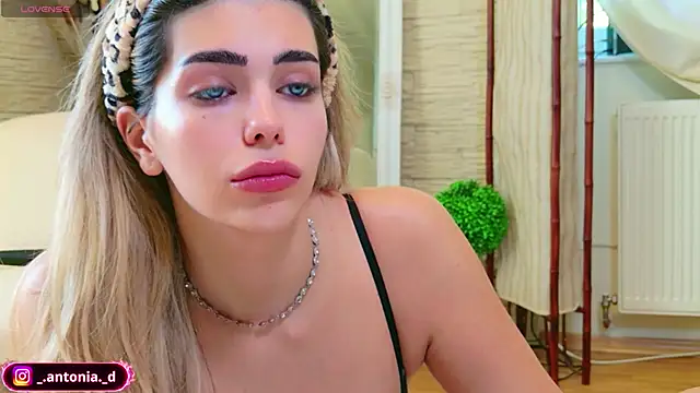 Snapshot of Bella_Posh chatting on 06/19/26, 07:25 Bella Posh online show from 06/19/26, 07:25