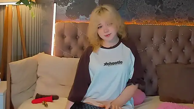 Snapshot of EmilyAngells chatting on 03/16/26, 07:01 EmilyAngells online show from 03/16/26, 07:01