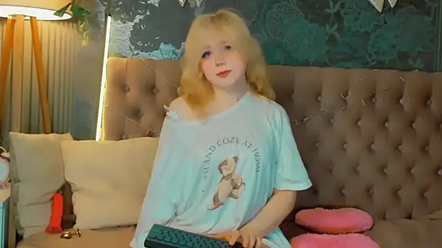 Snapshot of EmilyAngells chatting on 03/10/26, 07:01 EmilyAngells online show from 03/10/26, 07:01