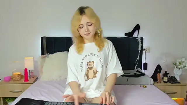 EmilyAngells online show from 11/12/25, 07:56