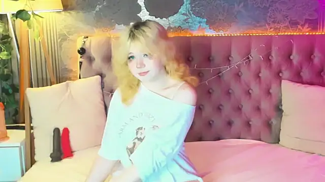 Snapshot of EmilyAngells chatting on 05/25/26, 06:01 EmilyAngells online show from 05/25/26, 06:01
