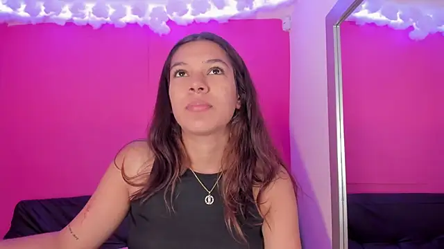 Snapshot of violett_24_ chatting on 03/20/25, 12:43 violett 24 online show from 03/20/25, 12:43