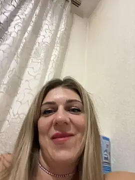 Lusi Luxary online show from 10/15/25, 02:14