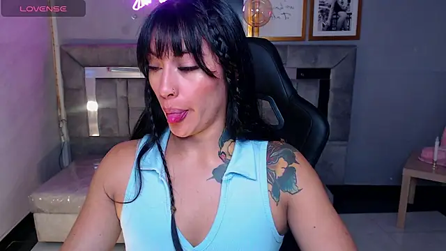 Snapshot of Isabella_Collen_v chatting on 11/12/25, 01:04 Isabella Collen v online show from 11/12/25, 01:04