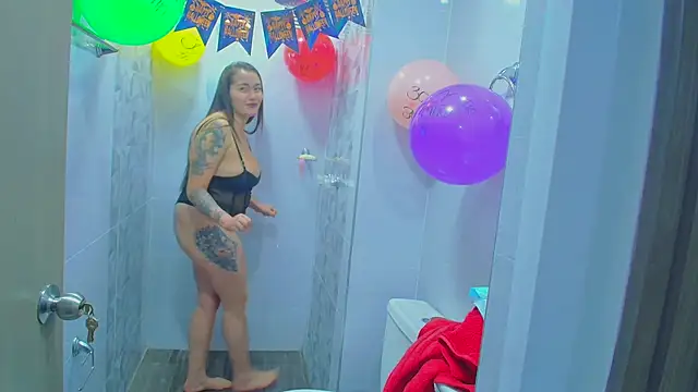 Snapshot of Luna_kitty chatting on 10/31/25, 04:03 Luna kitty online show from 10/31/25, 04:03