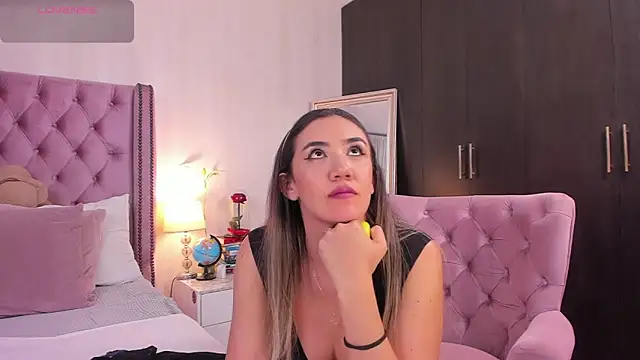 natashaleightt online show from 10/25/25, 11:16