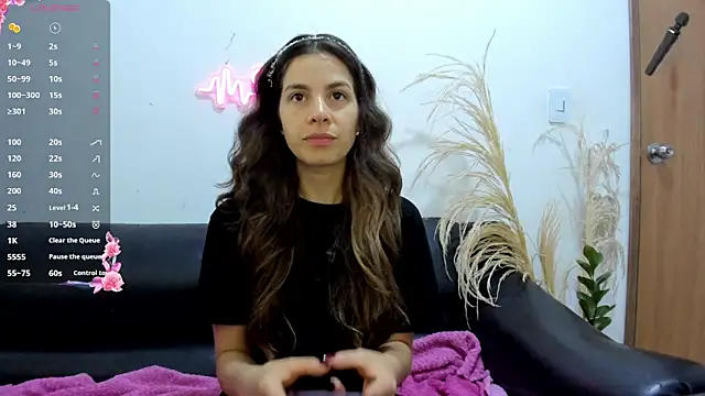 Snapshot of jessyegoldenn chatting on 05/19/26, 12:56 jessyegoldenn online show from 05/19/26, 12:56