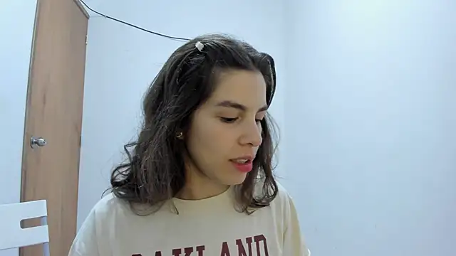 Snapshot of jessyegoldenn chatting on 04/09/26, 12:23 jessyegoldenn online show from 04/09/26, 12:23
