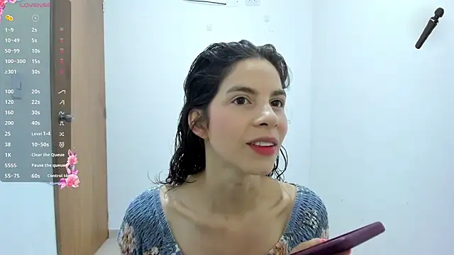 Snapshot of jessyegoldenn chatting on 04/15/26, 05:17 jessyegoldenn online show from 04/15/26, 05:17