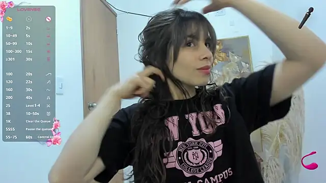 Snapshot of jessyegoldenn chatting on 12/19/25, 07:49 jessyegoldenn online show from 12/19/25, 07:49