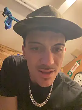 Snapshot of Polaroid_White chatting on 11/22/25, 06:23 Polaroid White online show from 11/22/25, 06:23