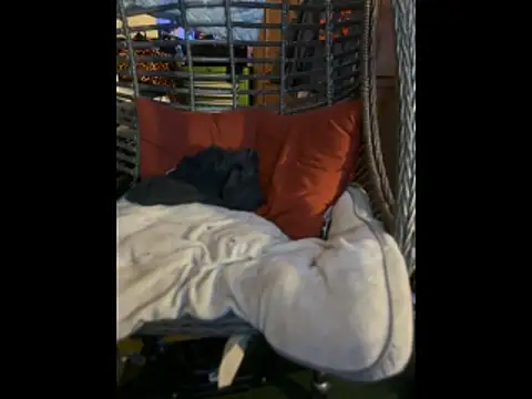 Snapshot of Polaroid_White chatting on 12/17/25, 07:08 Polaroid White online show from 12/17/25, 07:08