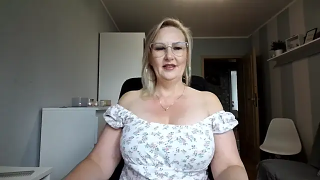 Snapshot of DianaLive chatting on 06/18/26, 06:45 DianaLive online show from 06/18/26, 06:45