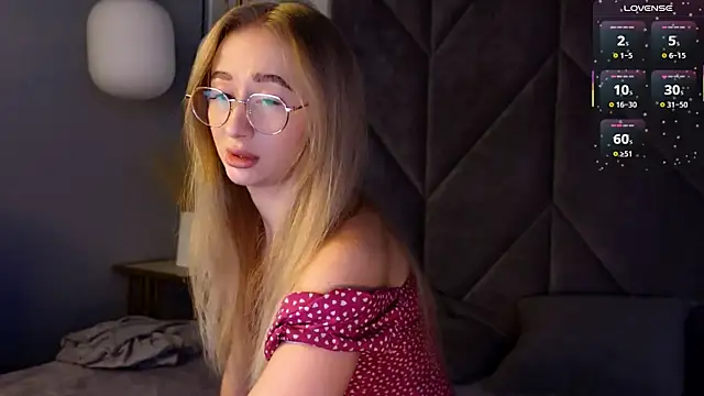 Snapshot of VictoriaLights chatting on 12/05/25, 06:12 VictoriaLights online show from 12/05/25, 06:12