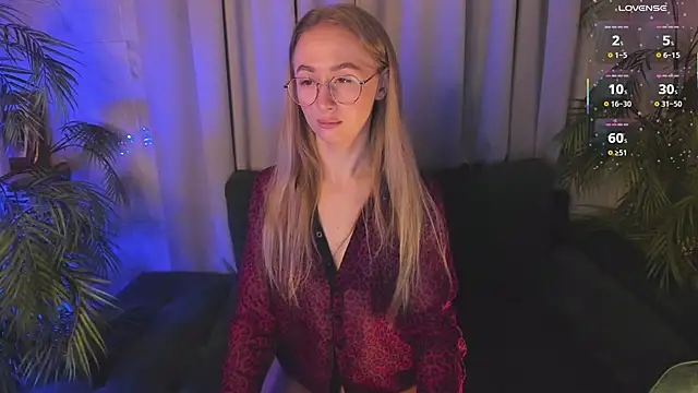 Snapshot of VictoriaLights chatting on 12/17/25, 05:56 VictoriaLights online show from 12/17/25, 05:56