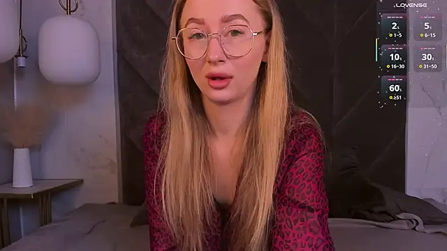 Snapshot of VictoriaLights chatting on 11/10/25, 05:56 VictoriaLights online show from 11/10/25, 05:56