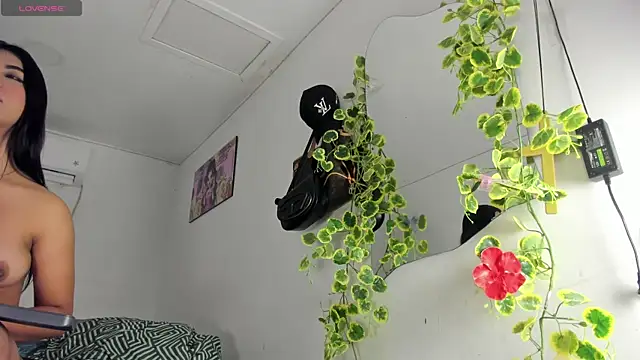 flor herrera01 online show from 11/06/25, 05:22