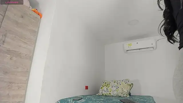 flor herrera01 online show from 12/19/25, 05:54