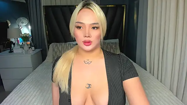 Snapshot of KylieSonique chatting on 10/10/25, 04:35 KylieSonique online show from 10/10/25, 04:35