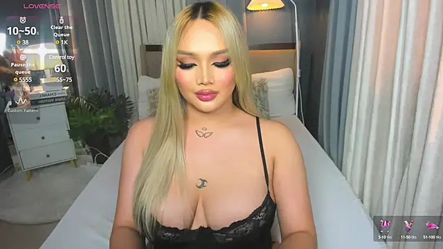 Snapshot of KylieSonique chatting on 03/18/25, 01:57 KylieSonique online show from 03/18/25, 01:57