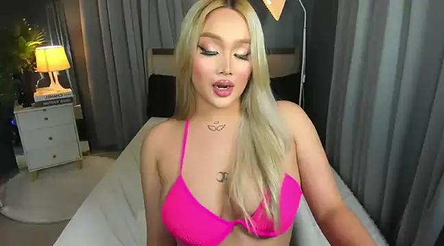 Snapshot of KylieSonique chatting on 03/03/25, 02:33 KylieSonique online show from 03/03/25, 02:33