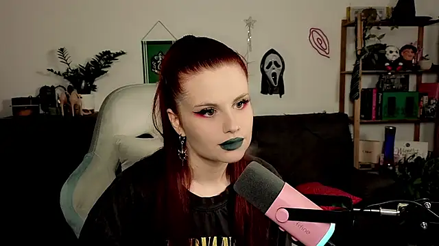 Della Ideal online show from 12/21/25, 06:09