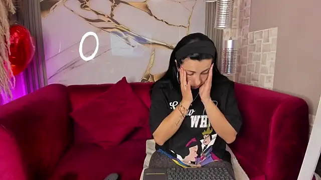 Bella williamss  online show from 11/18/25, 07:50