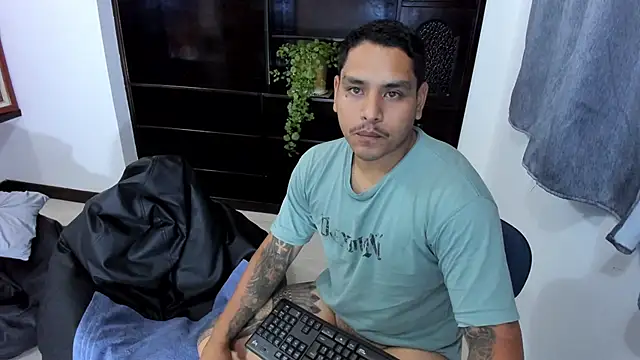 Snapshot of maxflurry_ chatting on 03/22/25, 06:43 maxflurry online show from 03/22/25, 06:43