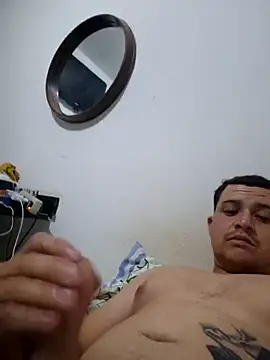 Snapshot of comcoroas chatting on 12/19/25, 03:21 comcoroas online show from 12/19/25, 03:21