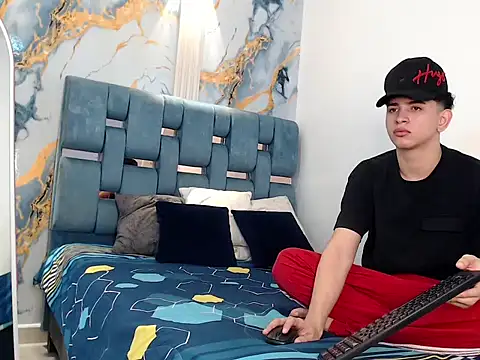 Snapshot of KING_OFF_BOYS chatting on 12/19/25, 01:46 KING OFF BOYS online show from 12/19/25, 01:46
