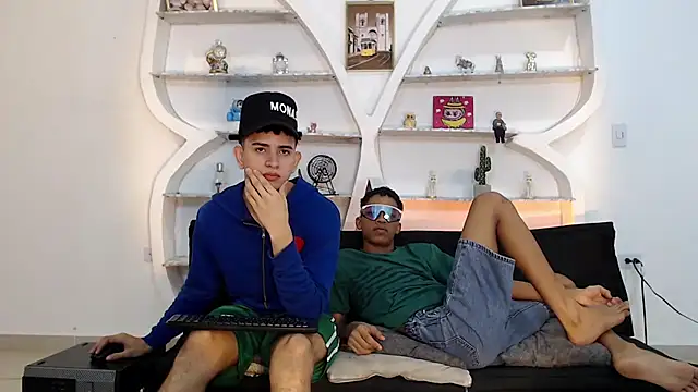 Snapshot of KING_OFF_BOYS chatting on 12/04/25, 01:21 KING OFF BOYS online show from 12/04/25, 01:21