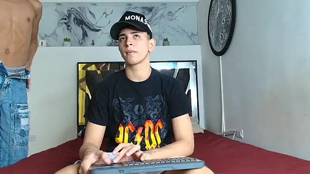 Snapshot of KING_OFF_BOYS chatting on 10/28/25, 01:21 KING OFF BOYS online show from 10/28/25, 01:21