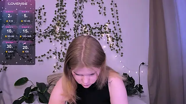 Snapshot of LaseyMoon chatting on 03/21/25, 04:06 LaseyMoon online show from 03/21/25, 04:06