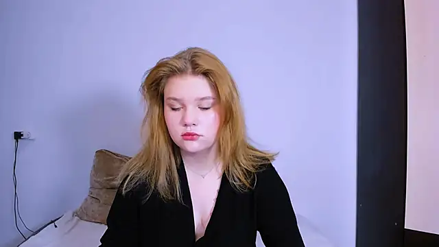 Snapshot of LaseyMoon chatting on 12/17/25, 01:43 LaseyMoon online show from 12/17/25, 01:43