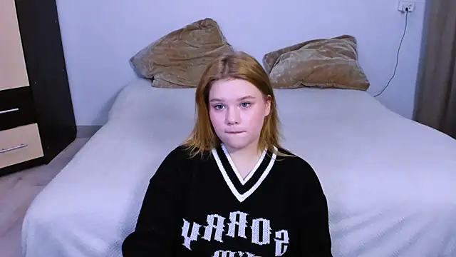 Snapshot of LaseyMoon chatting on 10/04/25, 11:12 LaseyMoon online show from 10/04/25, 11:12