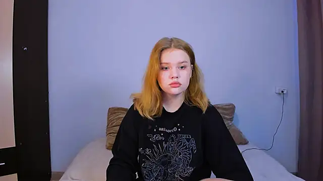 Snapshot of LaseyMoon chatting on 10/12/25, 01:40 LaseyMoon online show from 10/12/25, 01:40