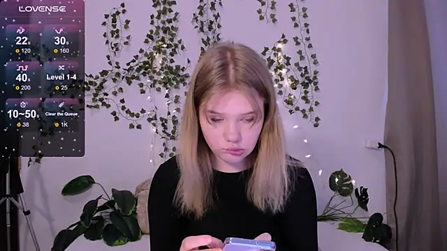 Snapshot of LaseyMoon chatting on 03/19/25, 04:25 LaseyMoon online show from 03/19/25, 04:25