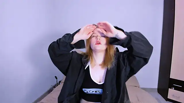 Snapshot of LaseyMoon chatting on 11/15/25, 01:42 LaseyMoon online show from 11/15/25, 01:42