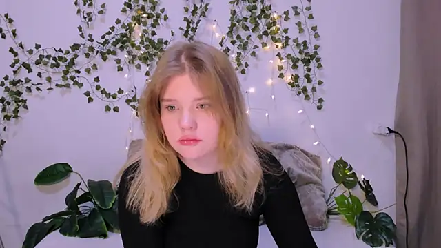 Snapshot of LaseyMoon chatting on 03/18/25, 04:18 LaseyMoon online show from 03/18/25, 04:18